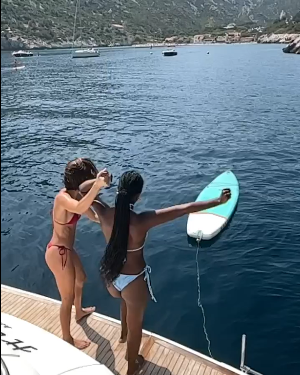 Hailey Bieber desfruta de um luxuoso passeio de iate em Mônaco; confira as fotos